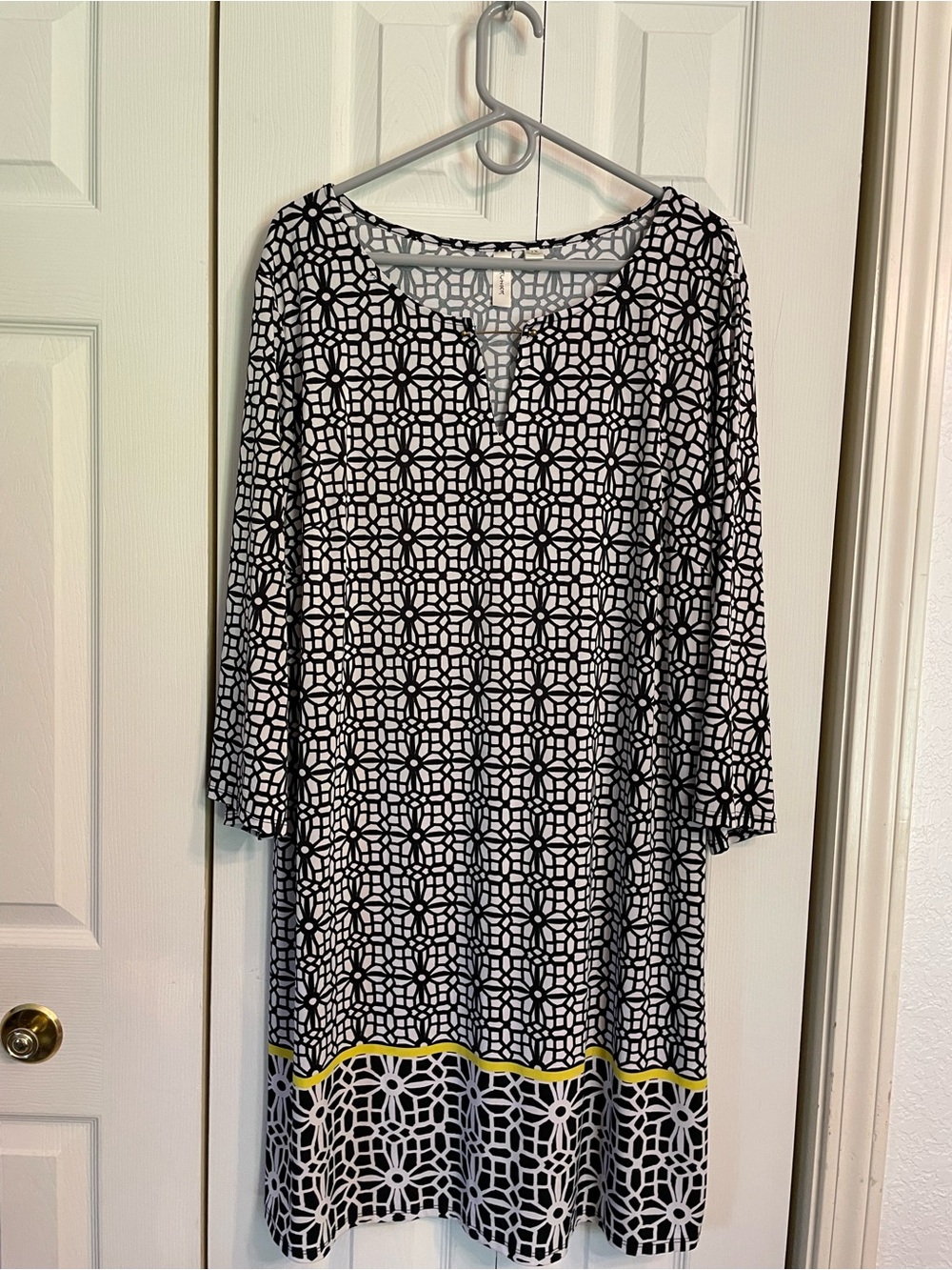 Tacera Black and White Geometric Print Top